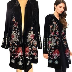 NWT $119 Paris Hughes by Anita Corp.
Embroidered Black Velvet Boho Jacket Size M